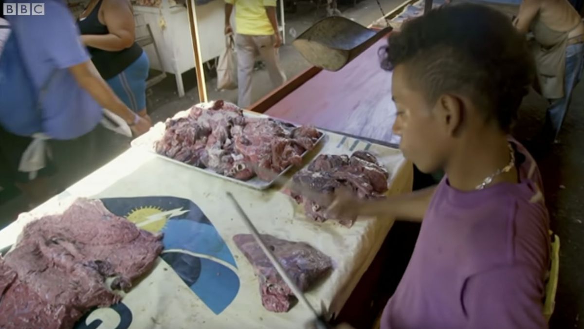 VIDEO. Chipul foamei: venezuelenii cumpără din piețe carne putrezită