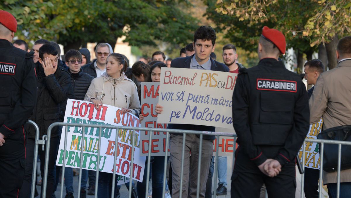 VIDEO, FOTO. Contraprotest al tinerilor democrați în fața Guvernului: „Miliardul l-au furat Maia Sandu și Filat”