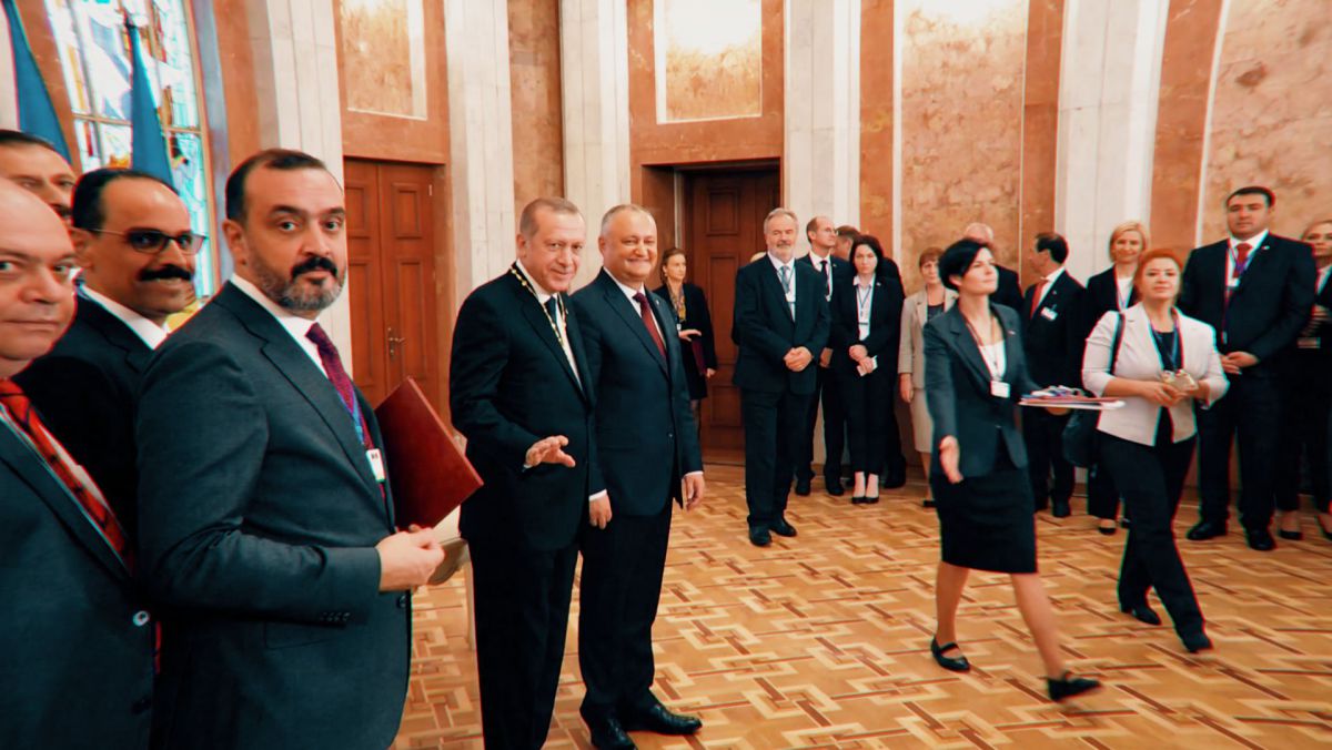 VIDEO. Cum a arătat întâlnirea dintre Erdogan și Dodon? Iată la ce distanță a stat presa și cum au refuzat cei doi să răspundă la întrebări