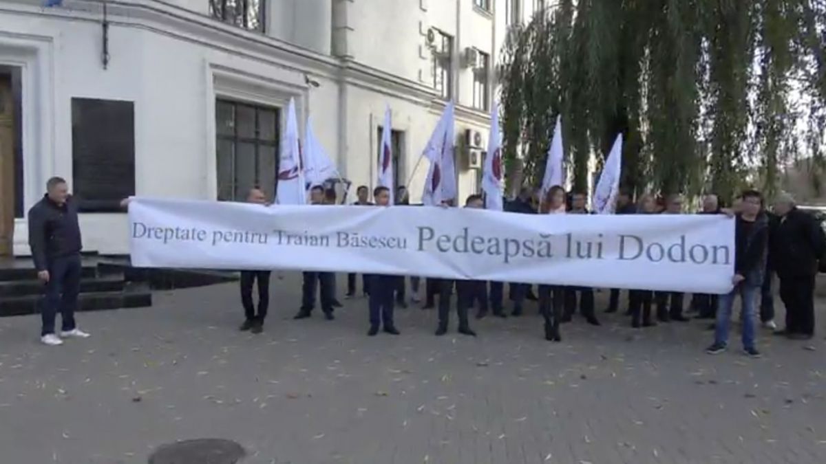 VIDEO. „Dodon, nu fi rău! Va veni și rândul tău!” Susținătorii lui Băsescu au organizat un flashmob la CSJ