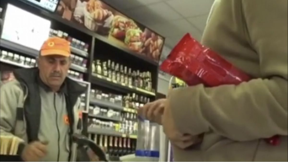 VIDEO. Experiment social într-un magazin din Chișinău: Un tânăr a ales o metodă neobișnuită pentru a-și achita cumpărăturile