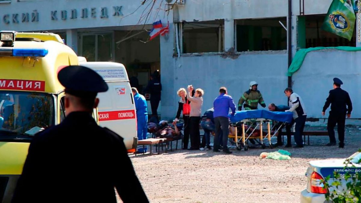VIDEO. Imagini cutremurătoare din momentul exploziei care a avut loc la Colegiul din orașul Kerci. Atacatorul purta un tricou cu un mesaj plin de ură