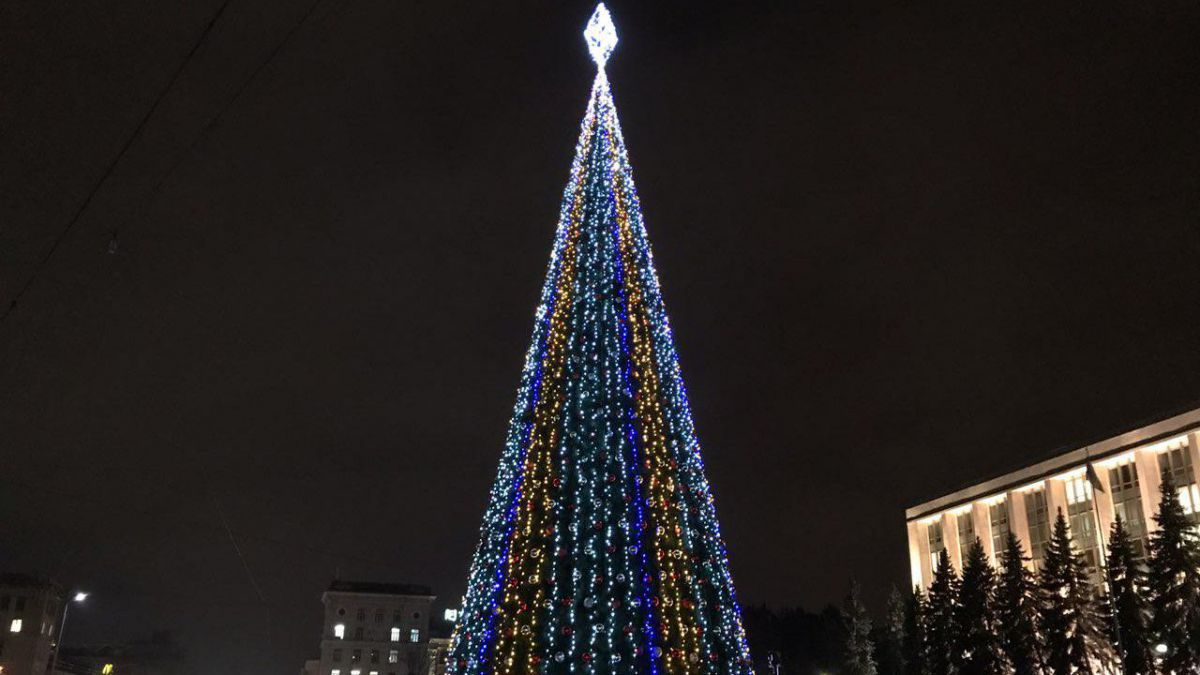FOTO. VIDEO. Pomul de Crăciun din PMAN a fost inaugurat. Iată cum arată acesta