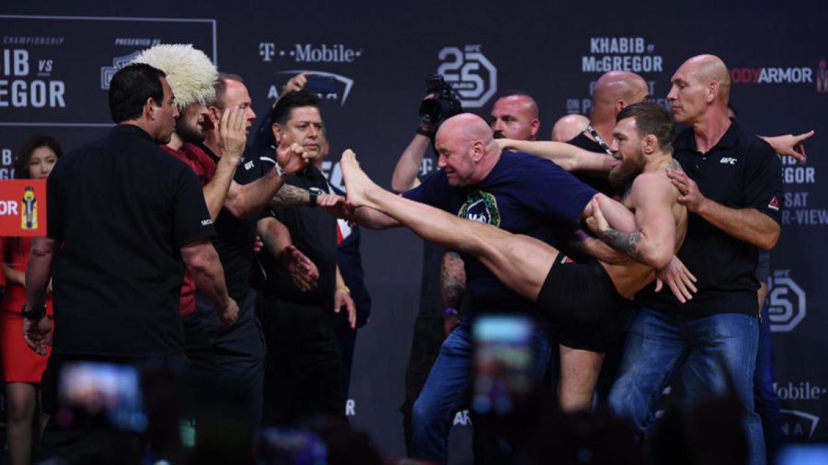 VIDEO. Spirite încinse înaintea celei mai așteptate bătălii UFC: McGregor l-a atacat pe Nurmagomedov când erau la cântarul oficial