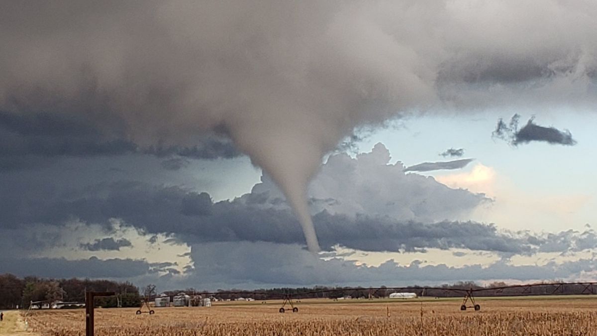 VIDEO. Statul Illinois, lovit de 22 de tornade. Cel puţin 30 de oameni au fost răniţi