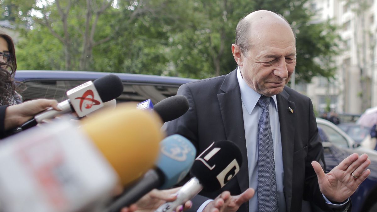 VIDEO. Traian Băsescu, incident la secția de vot: Un membru al comisiei a refuzat să-i dea mâna
