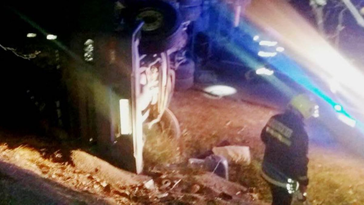 VIDEO. Un camion care transporta 25 de tone de semințe de floarea soarelui s-a răsturnat la Cahul