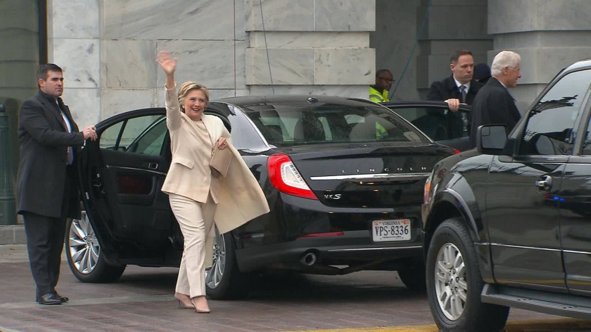 VIDEO. Vehiculul care o transporta pe Hillary Clinton a fost implicat într-un accident