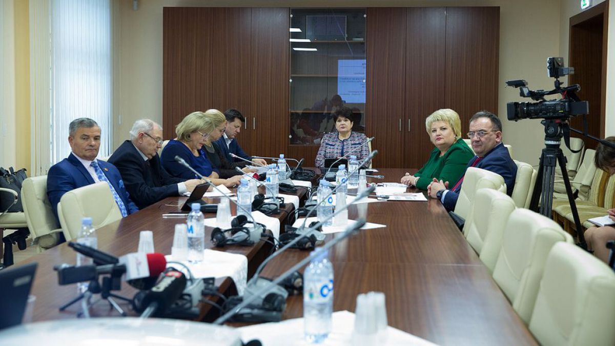 VIDEO. În R. Moldova se menține codul galben de rujeolă. La Parlament au avut loc audieri