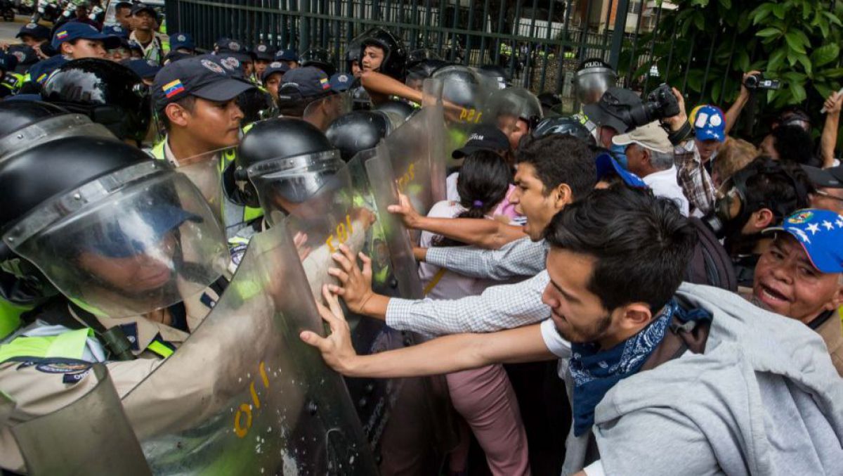 Venezuela: Maduro a vrut să fugă din țară, Guaido cere continuarea protestelor
