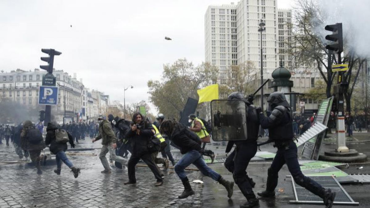 Violenţe extreme la Paris. 150 de persoane au fost reţinute