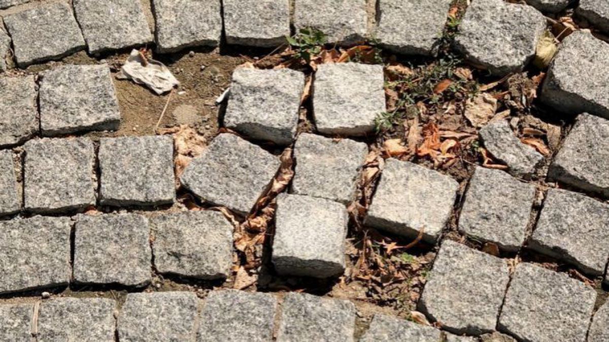 ZdG: După cinci ani de la darea în exploatare, strada pietonală din capitală are gropi în pavaj și servește drept loc de parcare pentru mașini