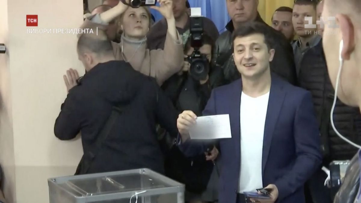 Zelenski le-a arătat jurnaliștilor buletinul cu ștampila „votat”. El ar putea fi tras la răspundere (VIDEO)