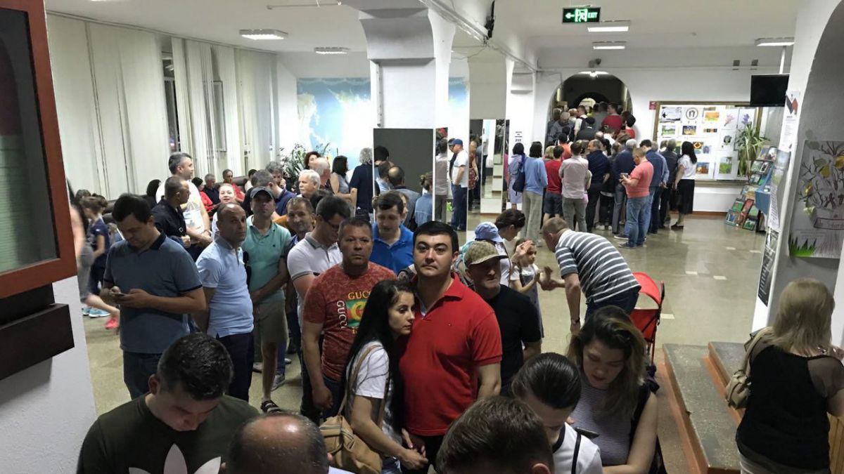 Ziua votului s-a terminat, însă cozile - nu. Ora 21:00 i-a prins pe mai mulți votanți din R. Moldova încă așteptând (FOTO, VIDEO)