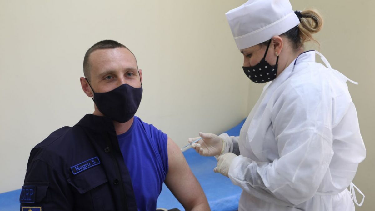 A demarat campania de imunizare a salvatorilor și pompierilor din Republica Moldova. Cine au fost primii beneficiari