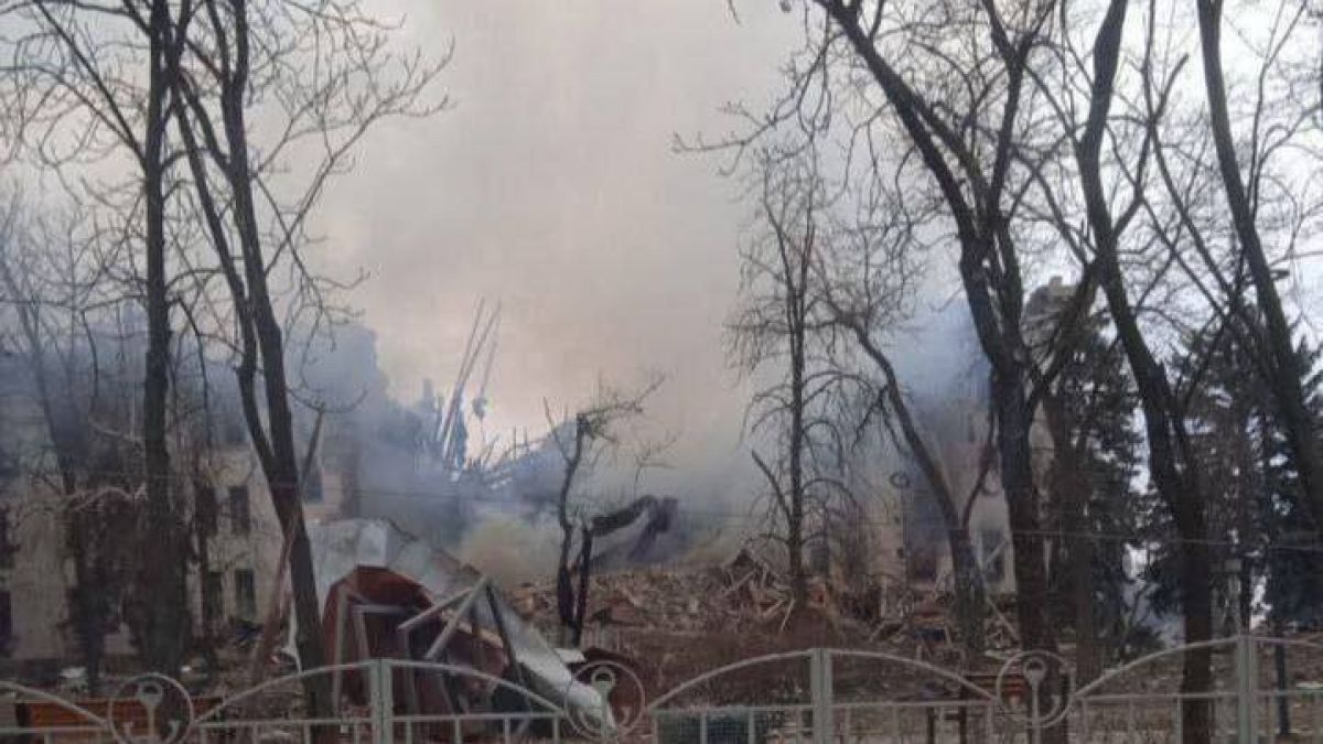 A fost bombardat teatrul din Mariupol, loc în care se refugiau mai multe persoane (VIDEO)