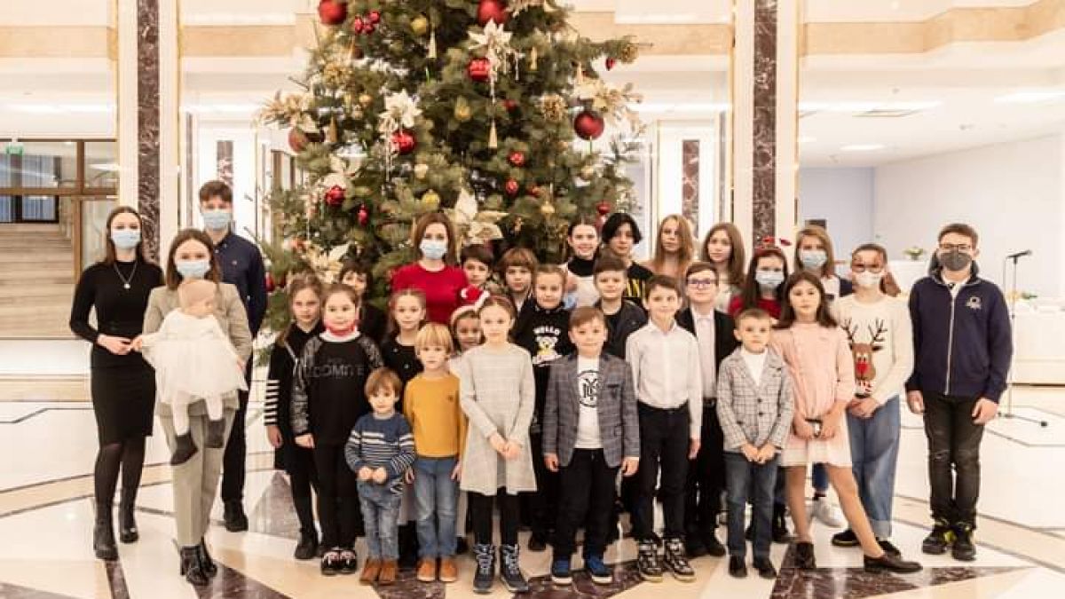 A fost inaugurat bradul de Crăciun la Președinție. Ușile instituției, deschise pentru vizitatori conform unui program stabilit (FOTO)