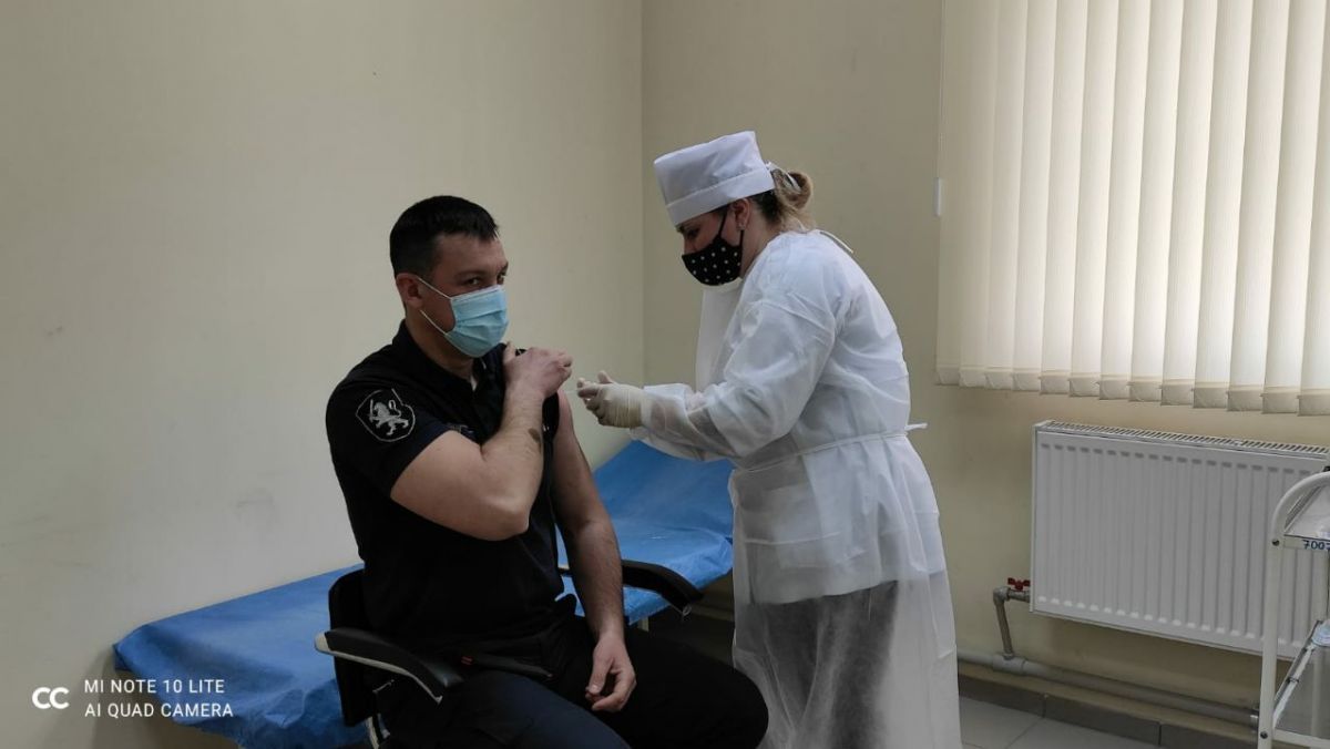 A început campania de vaccinare a polițiștilor din Republica Moldova. Cine au fost primii beneficiari
