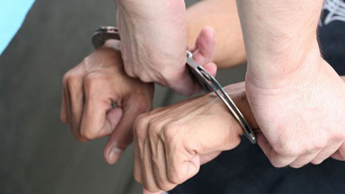 A încercat să mituiască poliţiştii cu 2000 de euro, apoi i-a atacat cu gaze lacrimogene
