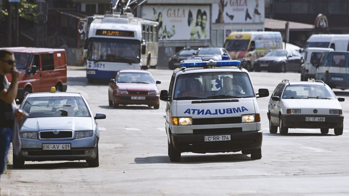 A născut timp de câteva minute. O femeie și-a adus copilul pe lume în ambulanță, în drum spre spital