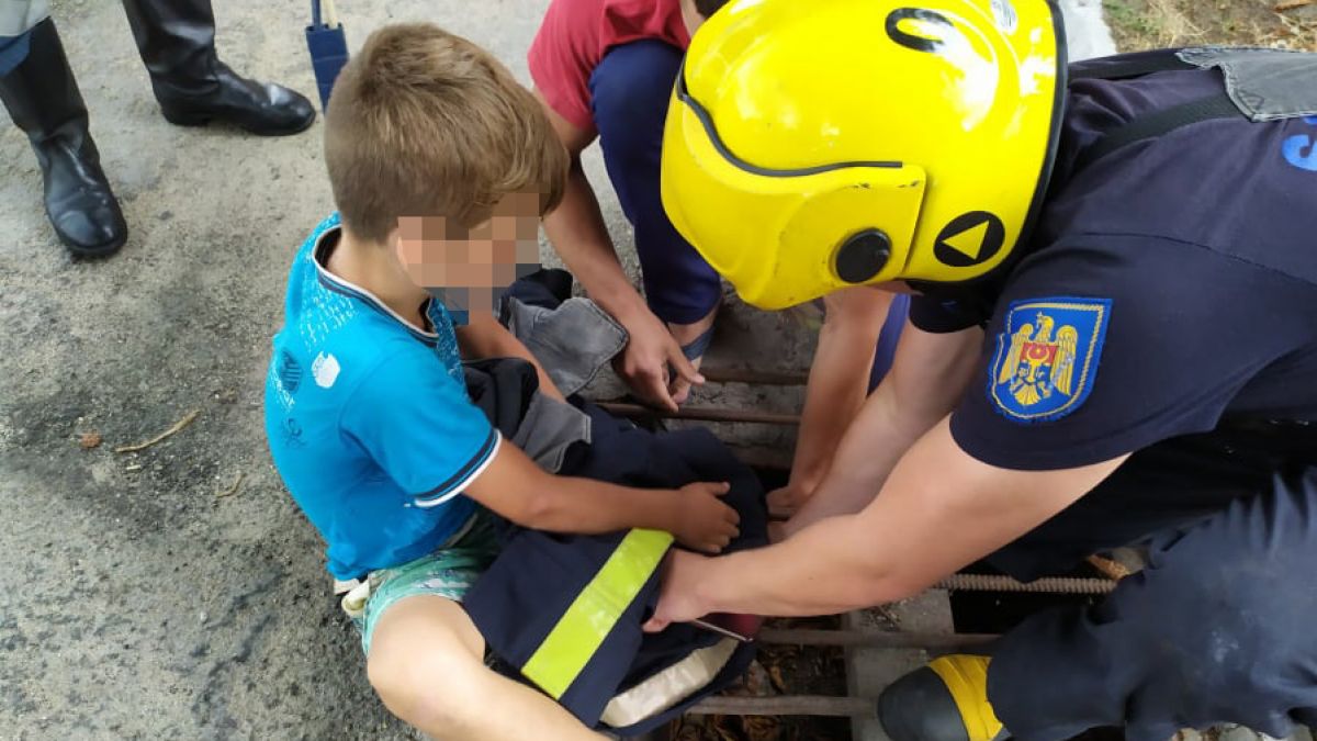 A rămas blocat într-o gaură de scurgere: Un copil de nouă ani, salvat de pompieri