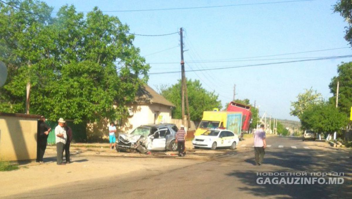 Accident cumplit la Vulcănești: Doi tineri s-au izbit cu mașina de un camion în timp ce încercau să scape de poliție
