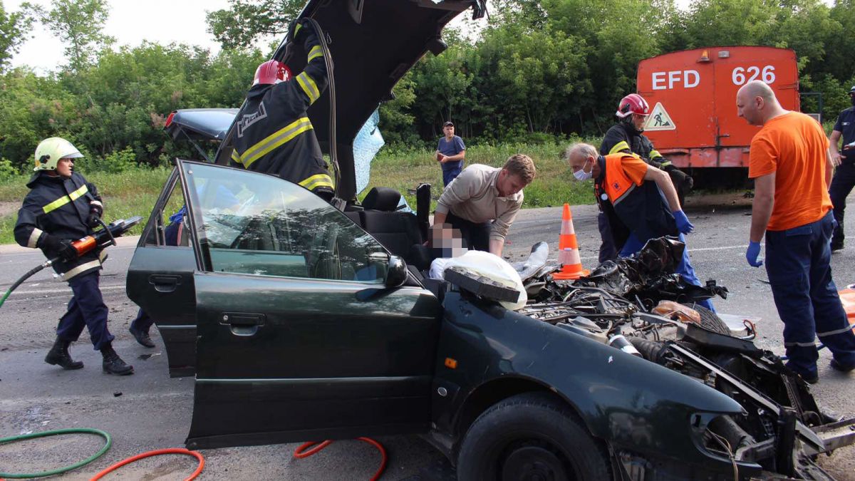 Accident de amploare la Bălți. Un tânăr la volanul unui Audi a ieșit pe contrasens și a lovit frontal un Kamaz (FOTO)