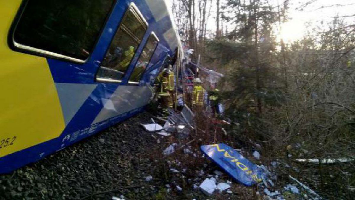 Accident feroviar grav în Germania: Mai multe persoane au murit, iar alte 100 sunt rănite