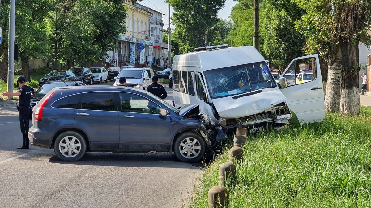 Accident grav în capitală. Trei persoane au fost transportate la spital (FOTO)