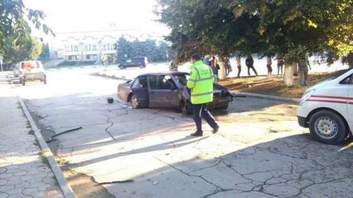 Accident grav la Nisporeni. O mașină cu 7 oameni la bord s-a izbit de un copac