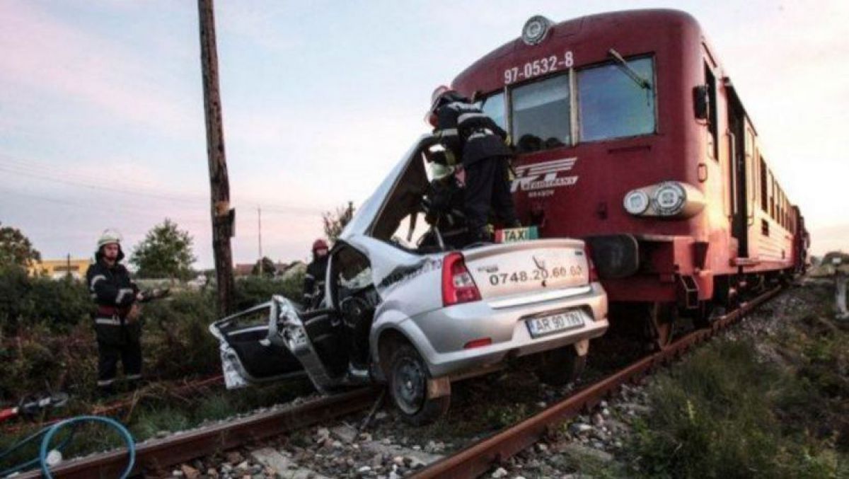Accident grav pe o linie de cale ferată. Șoferul automobilului, transportat de urgență la spital