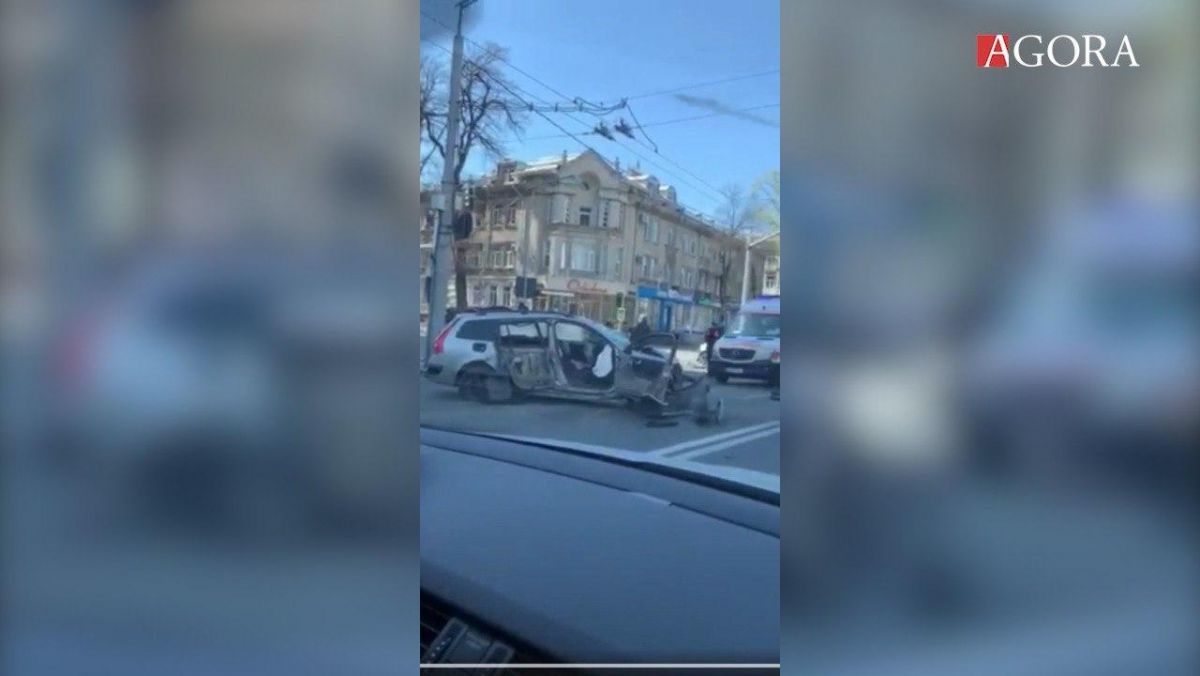 Accident în capitală: În urma impactului, unul dintre pasageri a fost aruncat pe geam afară (VIDEO)