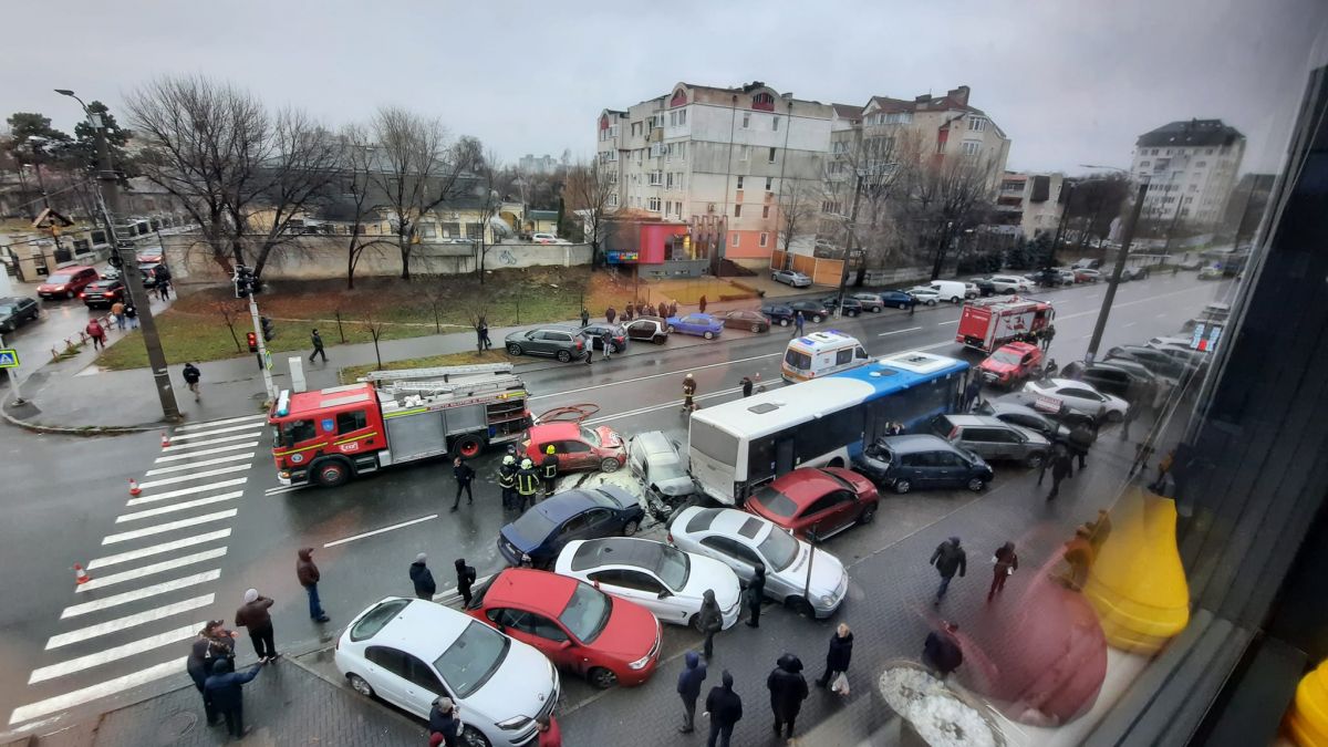 Un autobuz din capitală, rămas fără frână: 15 mașini avariate și trei persoane rănite (VIDEO)