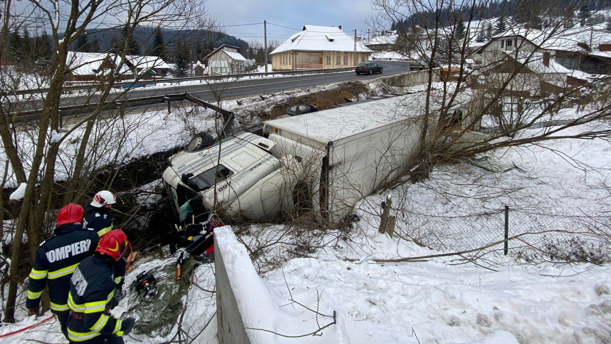 Accident în județul Suceava: Un camion înmatriculat în R. Moldova s-a răsturnat în afara părții carosabile, anunță MAEIE