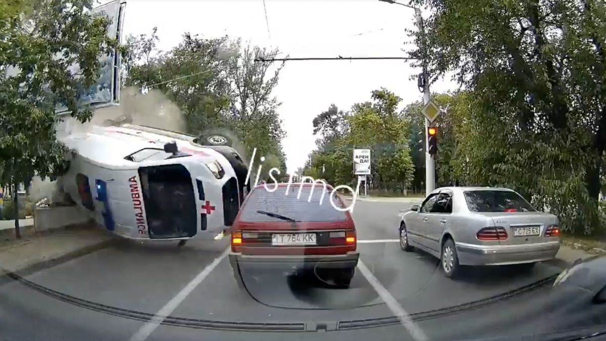 Accident într-o intersecție din Tiraspol. Momentul în care o ambulanță este lovită și răsturnată, surprins de o cameră de bord (VIDEO)