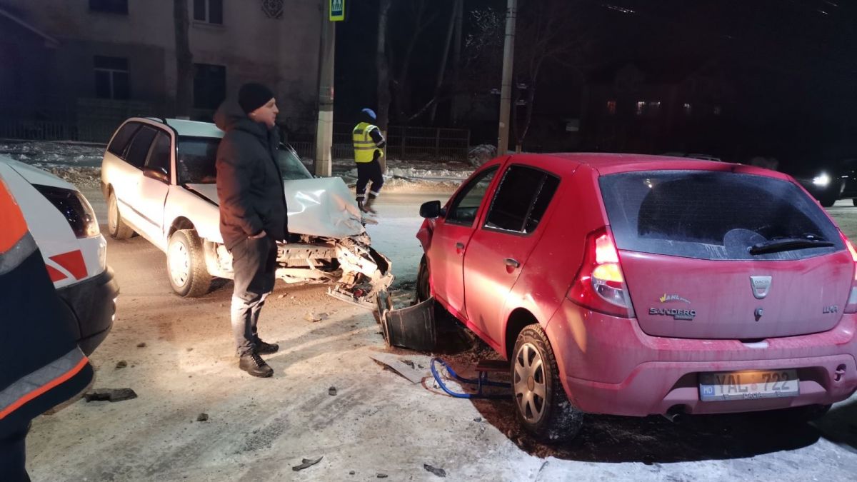 Accident la Bălți: O mașină a lovit o sanie cu doi copii, din cauza unui șofer care a mers la roșu