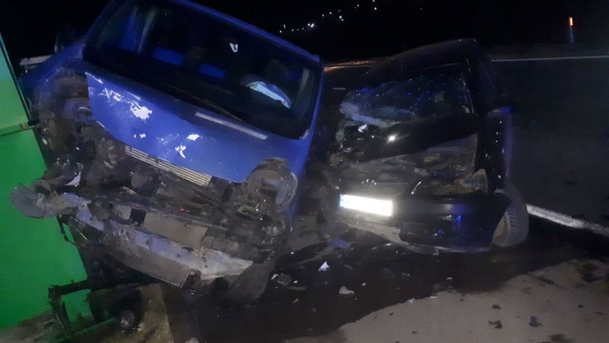 Accident la Hîncești: O femeie a ajuns la spital, după ce două automobile s-au tamponat la intrarea într-o stație PECO