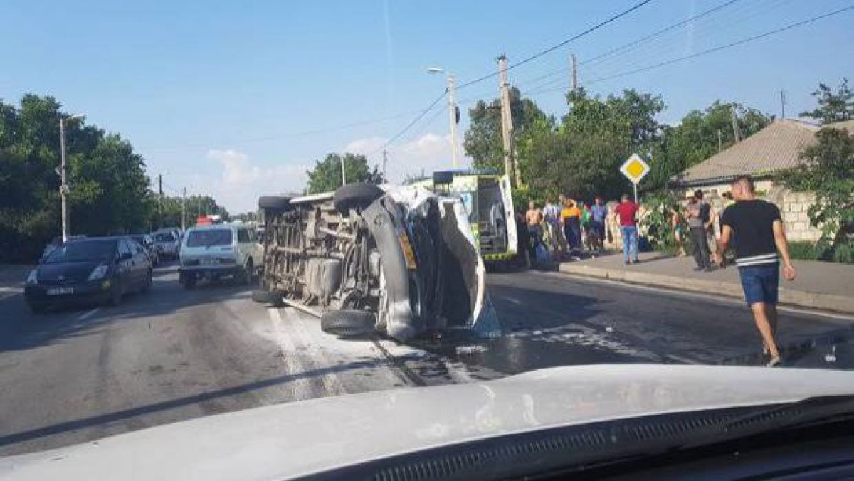 Accident la Peresecina! Un microbuz de pe ruta Orhei-Chișinău și o mașină, avariate grav
