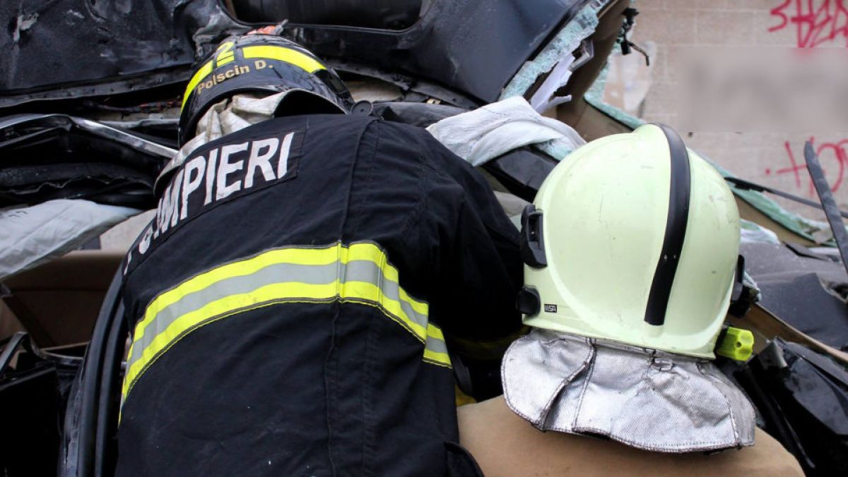 Accident la Ungheni: Șoferul a rămas blocat între fiarele automobilului