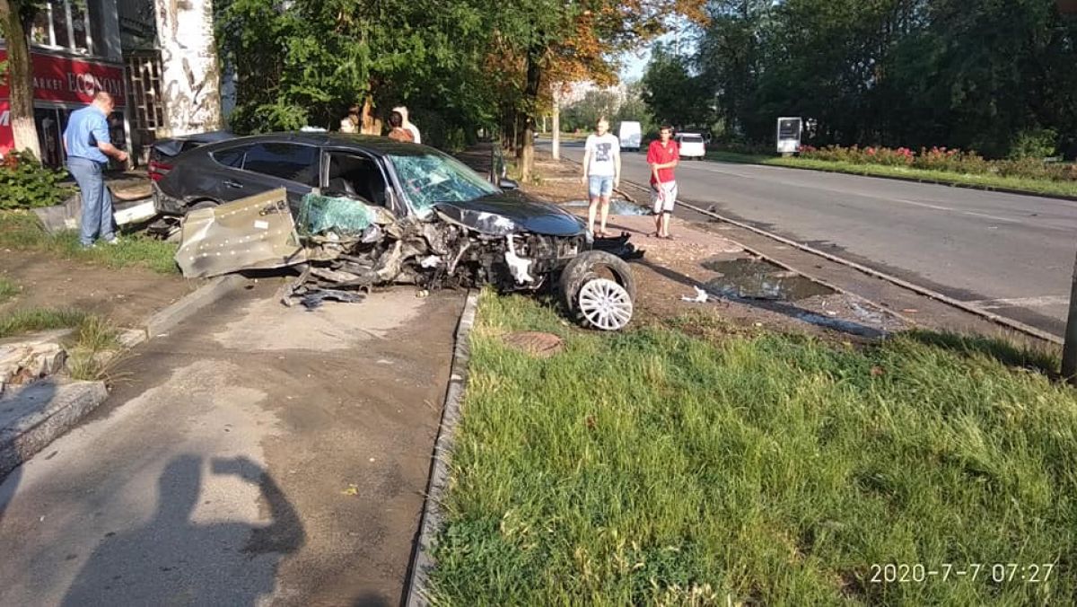 Accident matinal în capitală: Două mașini, făcute zob, după ce s-au ciocnit (FOTO)