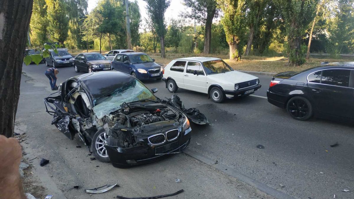 Accident pe strada Muncești. Un automobil de model BMW a fost distrus după ce s-a tamponat cu un tractor (FOTO)