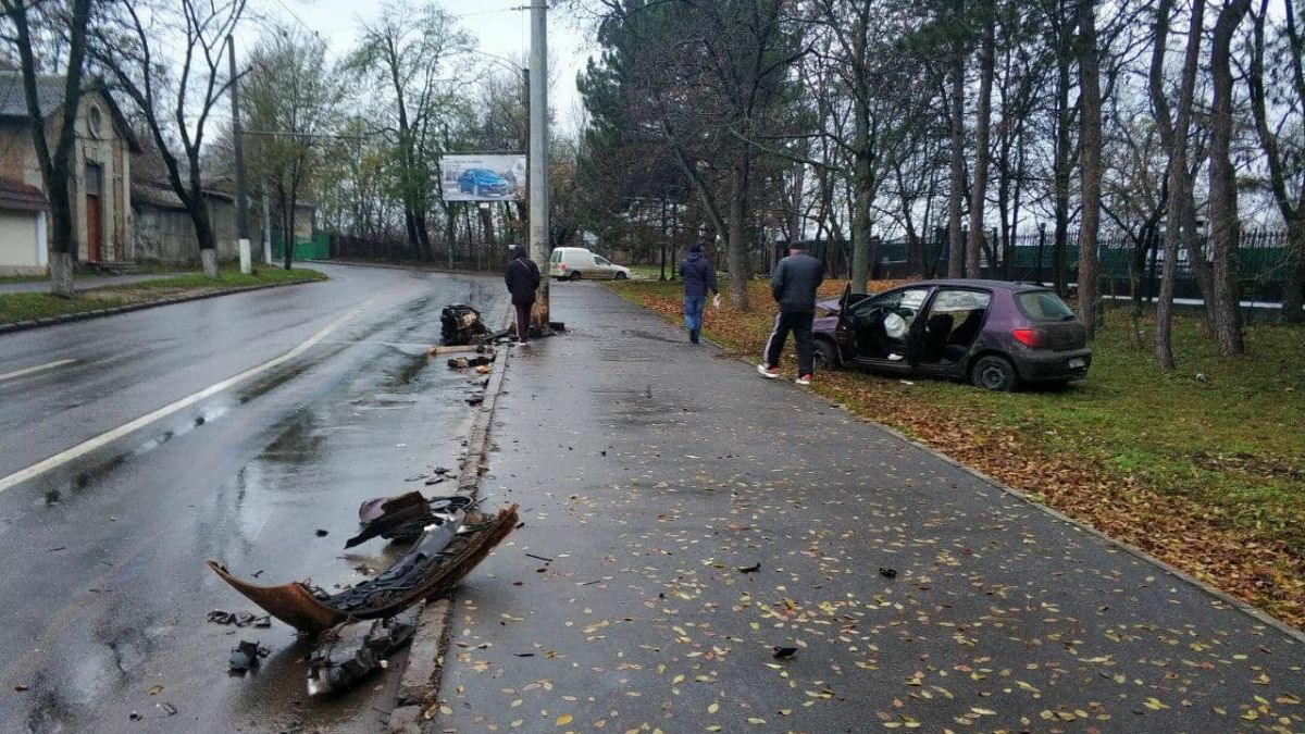 Accident pe strada Sciusev. O tânără de 17 ani a ajuns la spital după ce un șofer beat a ajuns cu automobilul într-un pilon