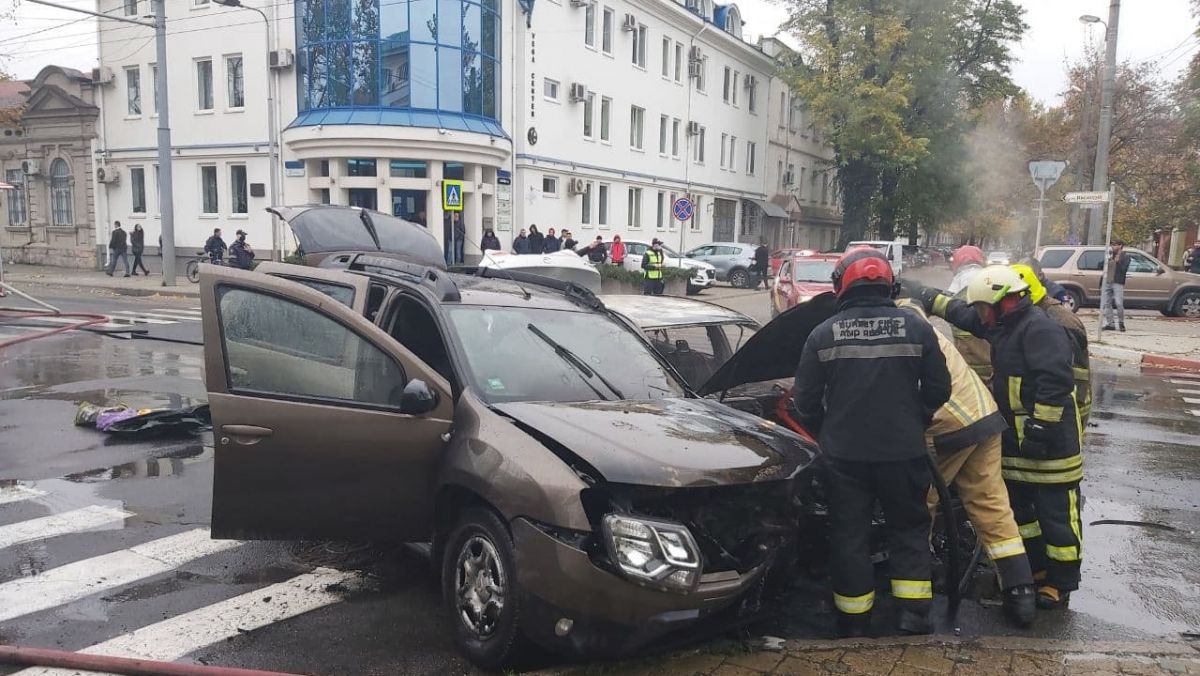 Accident rutier cu flăcări, în centrul Chișinăului: Una dintre mașini avea instalație cu gaz
