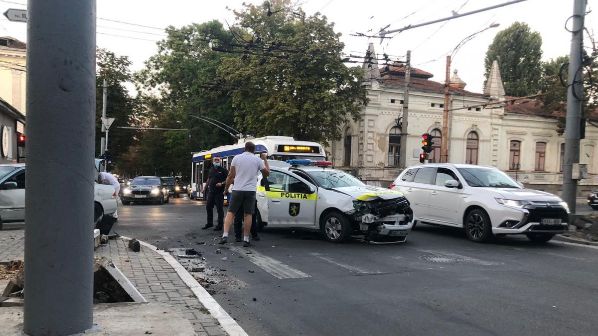 Accident rutier în capitală: Una dintre mașini aparține Poliției