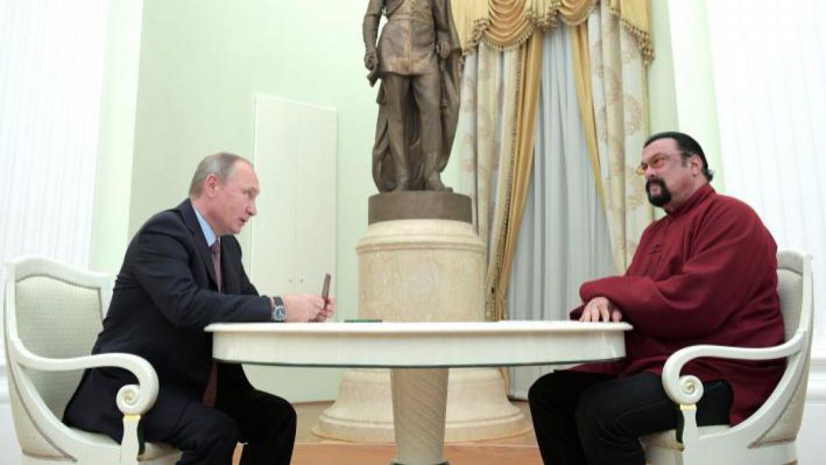 Actorul american, Steven Seagal, a primit cetățenie rusă, i-a fost înmânată de Vladimir Putin