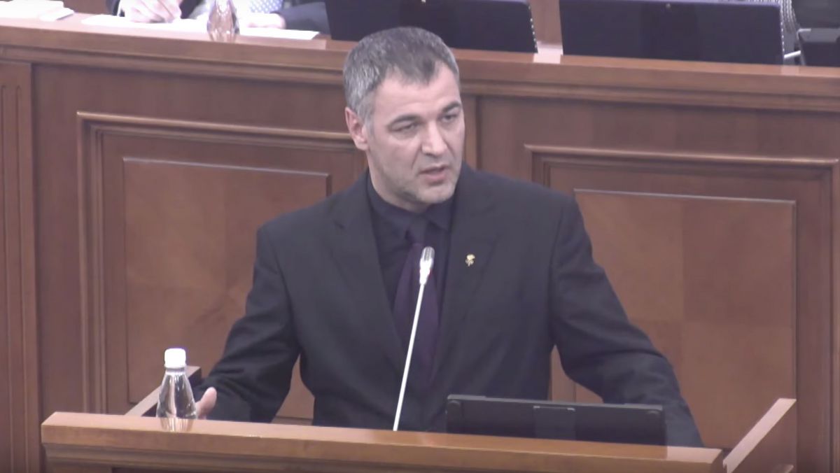 „Dinozauri”, „penali” și „independenți intrați nu știu pe unde”. Săgeți trimise în plenul Parlamentului (FOCUS)