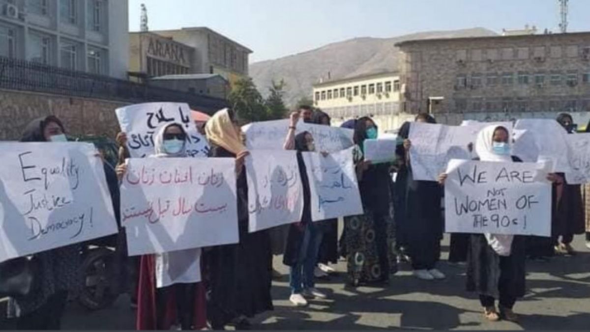 Afganistan: Femeile care au ieșit la protest au fost lovite. Talibanii au folosit gaze lacrimogene (VIDEO)