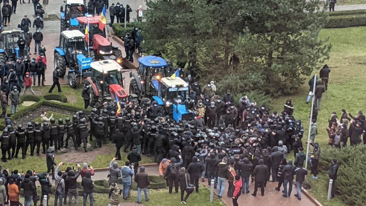 UPDATE. Agicultorii au venit cu tractoarele la Parlament, unde sute de polițiști păzesc clădirea. Protestul se reia joi (LIVE)