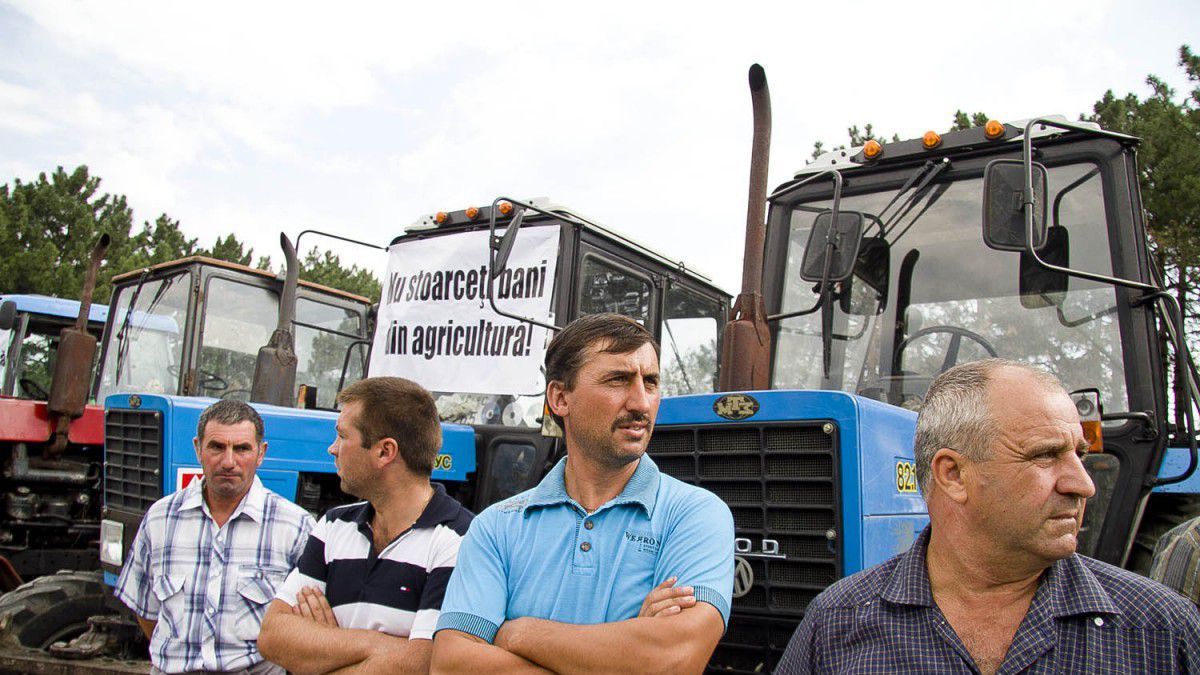 Agricultori amenință cu blocarea traseelor naționale, dacă va fi majorat impozitul funciar