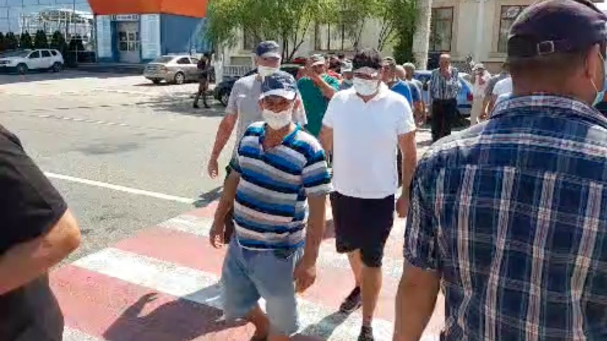 Agricultorii cer acces în Chișinău: Circulă pe o trecere de pietoni în semn de protest, iar traficul rutier e parțial blocat (LIVE, FOTO)